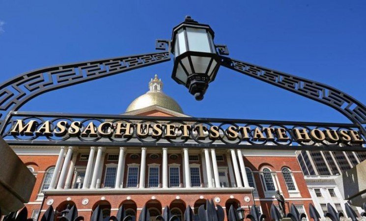 Mass. economy is said to be strong, but also has troubling debt